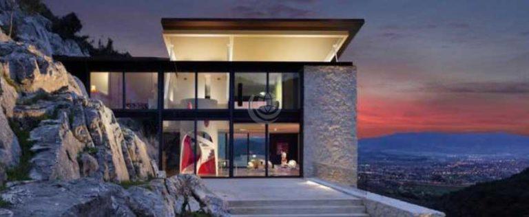 State-of-the-Art House by the water with Hydraulic Roof