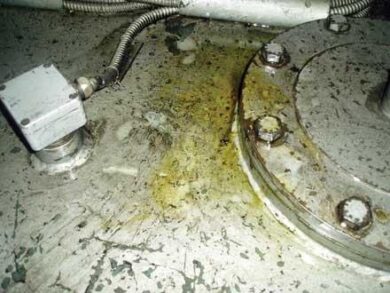 oil contamination and leakage: Oil leak